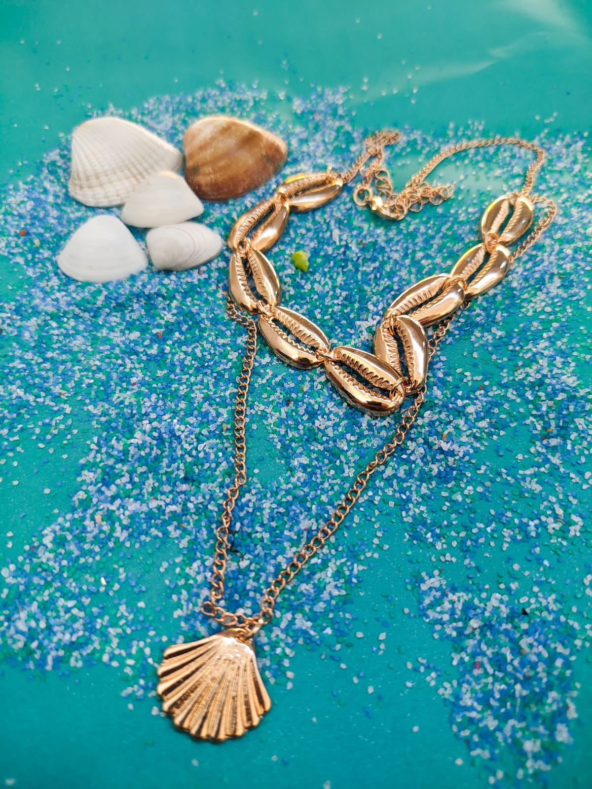 Estilo que abraça o pescoço com atitude e frescor!
Os chokers são a cara do verão: autênticos, vibrantes e cheios de personalidade. Combine com outros acessórios ou use sozinho para destacar o seu brilho natural🌞🐚